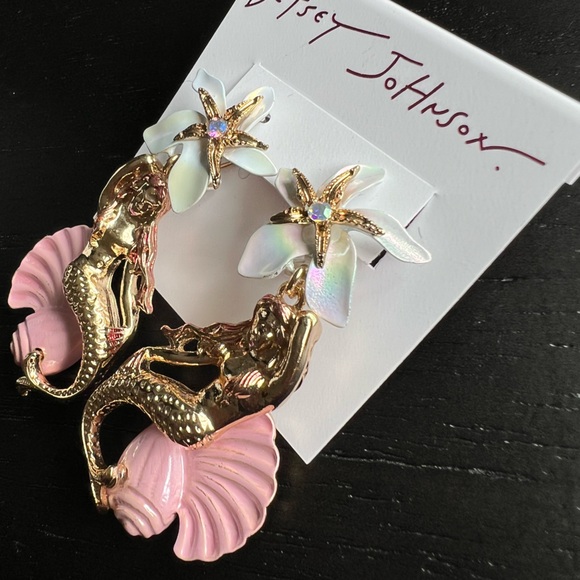 NWT Betsey Johnson Gold Tone Flower, Starfish, Mermaid & Seashell Drop Earrings - Picture 3 of 9